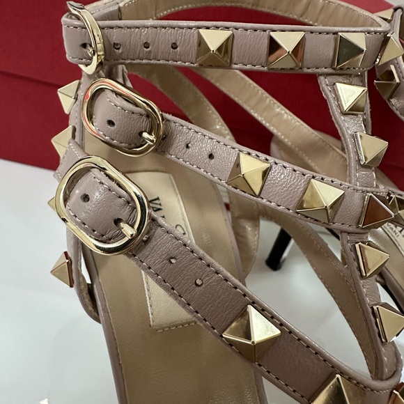Valentino Rockstud Caged 65 Leather Ankle Strap Pump, size 38.5 - Picture 5 of 12